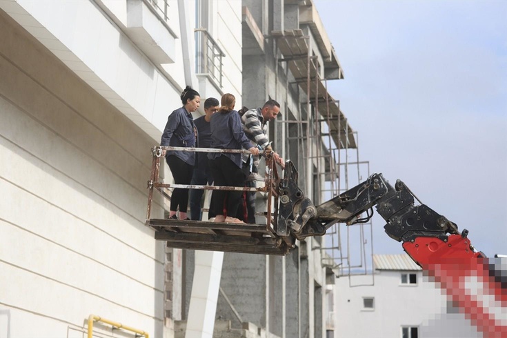 Mersin'de mobilya mağazasında yangın! Dumandan çıkamayan 80 kişi balkonlardan tahliye edildi