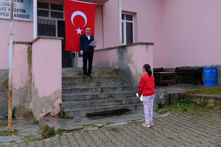 Okulda sadece ikisi var! Cumhuriyet Bayramı’nı böyle kutladılar