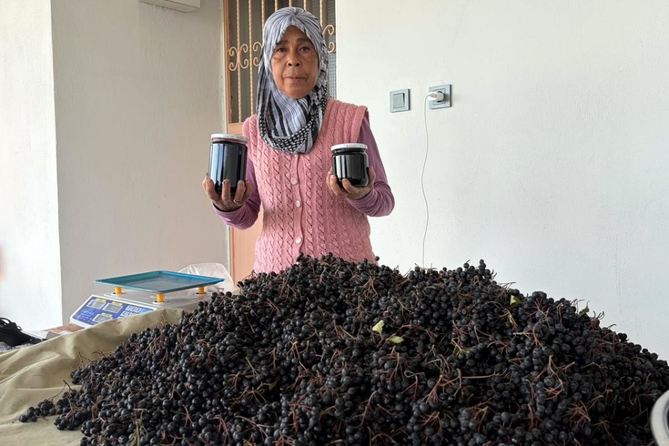 Osmaniye Bahçe'de Necla Akdoğan aronya reçelinin yarım kilosunu 400 liradan satıyor