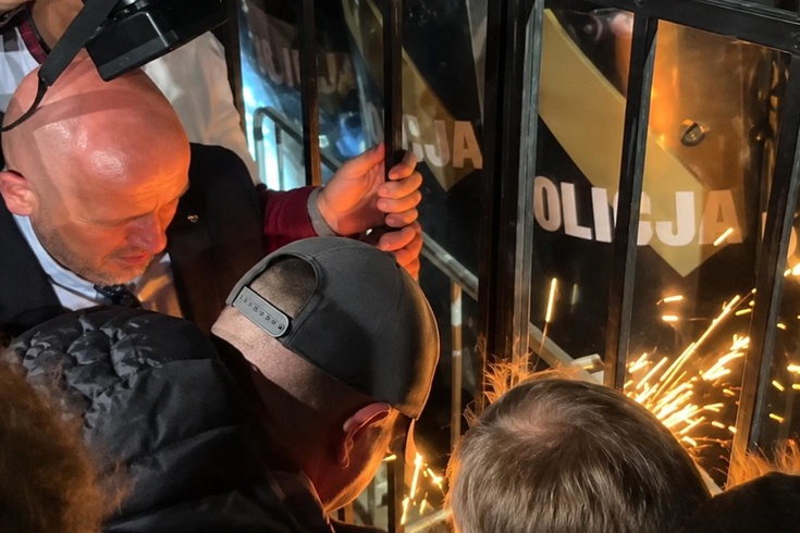 Polonya'da Anayasa Mahkemesi başkanı, zinciri keserek binaya girmeye çalıştı