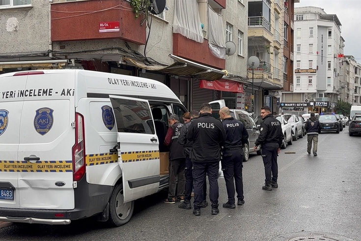 Zeytinburnu'nda haraç istenen esnaf, iş yerinin önünde ateş açan şüpheliyi kovalayıp kendi silahıyla yaraladı