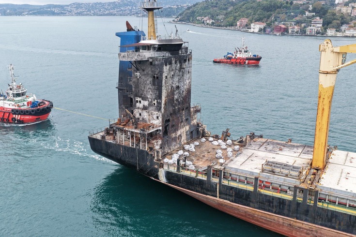Ukrayna İHA'sının vurduğu RMS Team İstanbul Boğazı'ndan geçirildi! Gemi trafiği askıya alındı