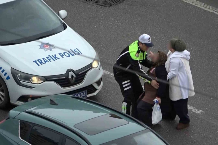 Samsun'da trafik polisi, kazada yaralanan kadını yeleğiyle yağmurdan korudu! Motosiklet sürücüsünün ehliyeti çıkmadı
