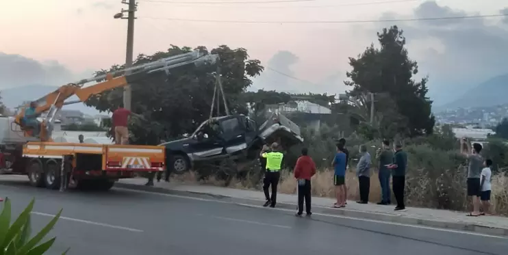 Son dakika haberleri! Elektrik direğine çarpan kamyonette sıkışan kardeşleri itfaiye kurtardı