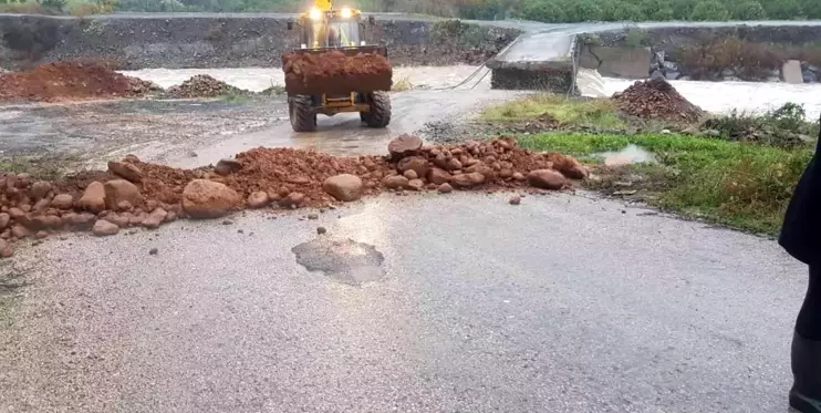 Sağanak nedeniyle köprü yıkıldı, tekne alabora oldu