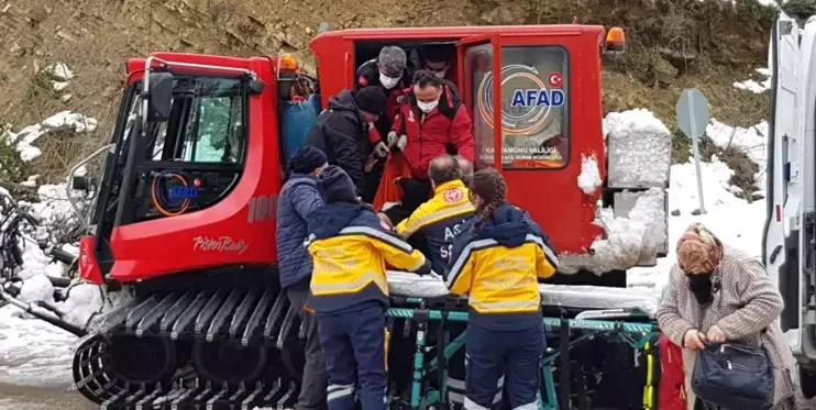 Yolları kapanan köylerdeki hastaların imdadına UMKE ve AFAD ekipleri yetişiyor