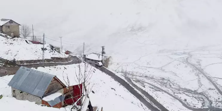 Kar yağışı Rize'nin yüksek kesimlerinde etkili oldu