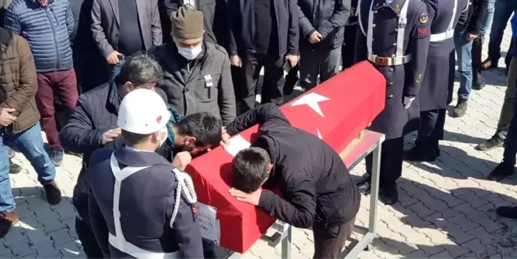 Trafik kazasında hayatını kaybeden uzman çavuş memleketi Erzurum'da toprağa verildi