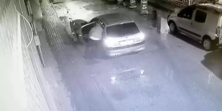 Otomobili ile sokak üzerindeki rögar kapaklarını çalan şüpheli böyle görüntülendi
