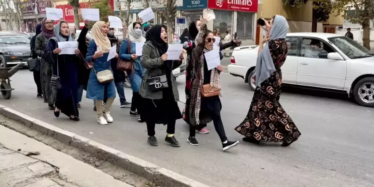 Afganistan'da kadınlar Birleşmiş Milletler Afganistan Yardım Misyonu'nu protesto etti