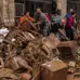 After the flood disaster in Spain, volunteers began cleaning the streets.