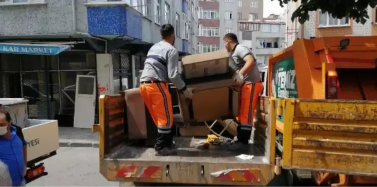  ESENLER'DE YALNIZ YAŞAYAN KADININ EVİNDEN 3 KAMYON ÇÖP ÇIKTI