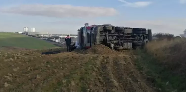 ARNAVUTKÖY'DE DEVRİLEN TIR'IN SÜRÜCÜSÜ ÖLDÜ