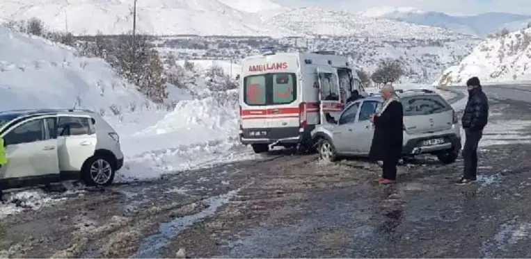 İki otomobilin çarpışması sonucu 9 kişi yaralandı