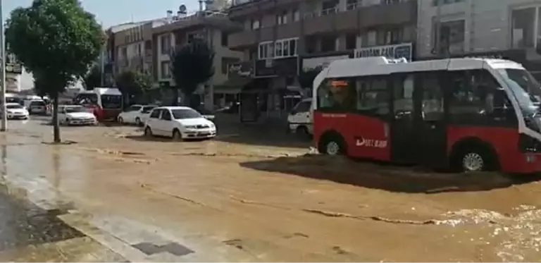 DÜZCE'DE BORU PATLADI, CADDE VE SOKAKLAR SUYLA DOLDU