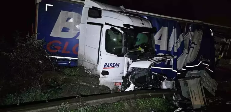 Anadolu Otoyolu Sakarya geçişinde tır kaza yaptı