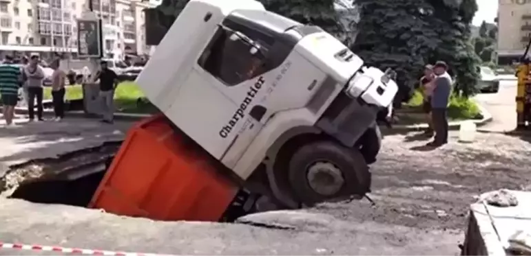 Ukrayna'da yol çöktü, kamyon çukura düştü