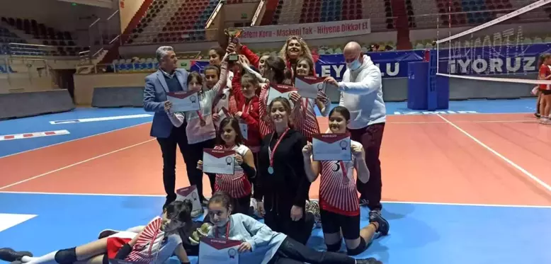 Dikili Cumhuriyet Ortaokulu küçük kızlar voleybol liginde İzmir şampiyonu