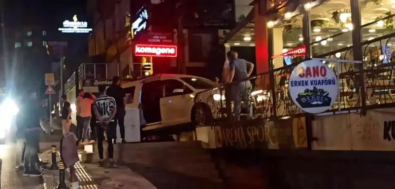 Hızını alamayan araç kafeye daldı