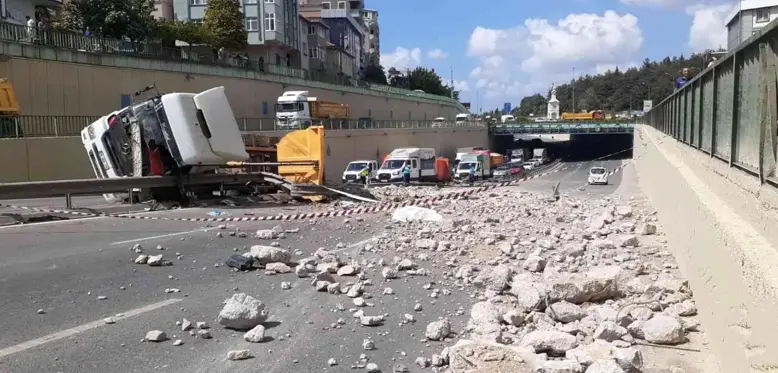 Son dakika haberi: Çekmeköy'de moloz yüklü hafriyat kamyonunun devrilme anı kamerada