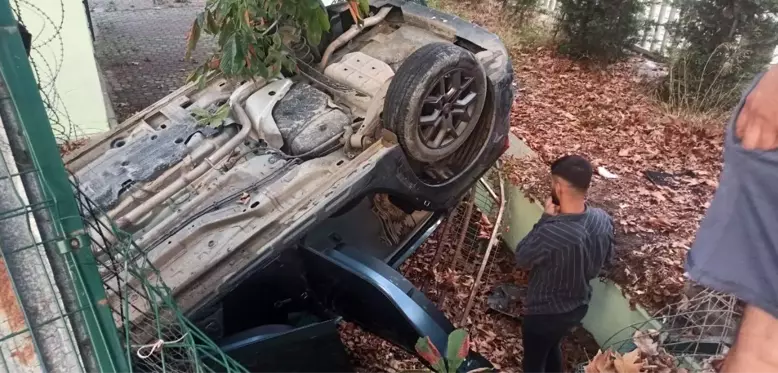 Sancaktepe'de kontrolden çıkan otomobil okul bahçesine uçtu: 2 yaralı