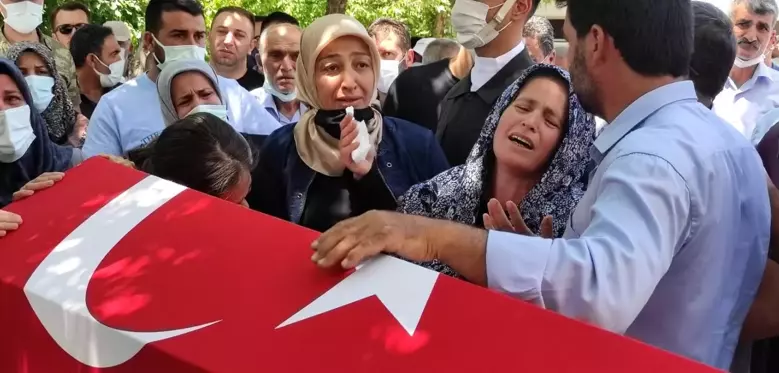 Gölette boğularak ölen Uzman Onbaşı gözyaşları arasında defnedildi