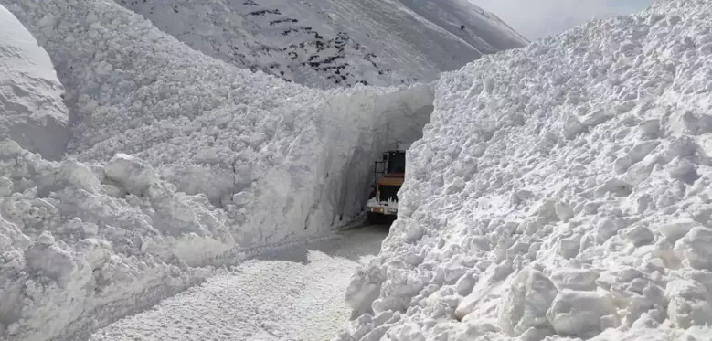 Van'da çığ düştü, yol geçici süreliğine ulaşıma kapandı