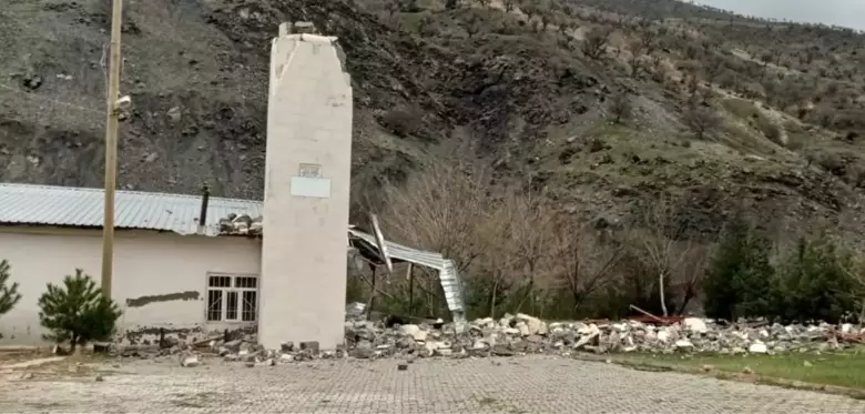 Batman'da şiddetli rüzgar cami minaresini yıktı