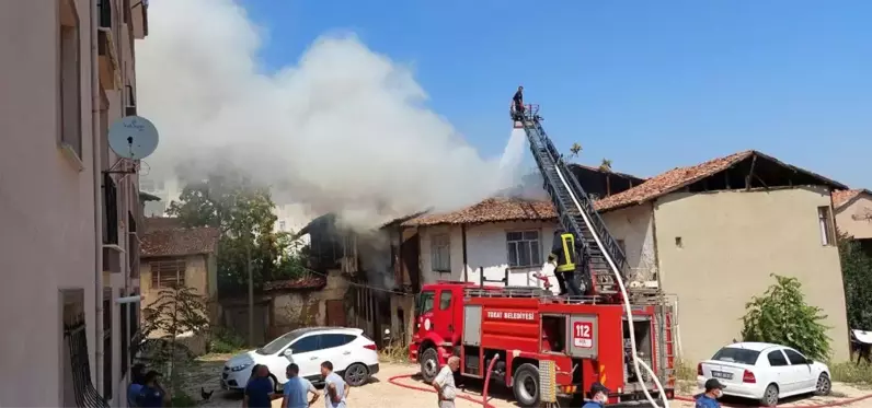 Tokat'ta 2 katlı metruk ev alevlere teslim oldu