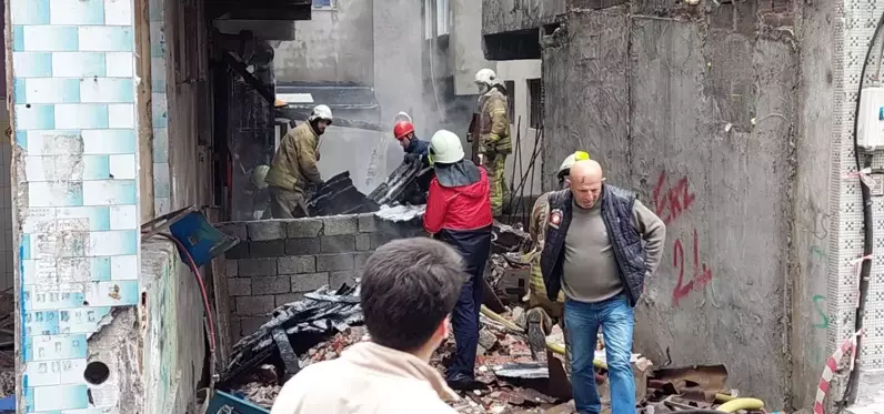 Son dakika! Gaziosmanpaşa'da hurdacıların ihmali yangına sebep oldu