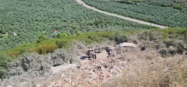 Uçuruma devrilen kamyonun sürücüsü yaralandı