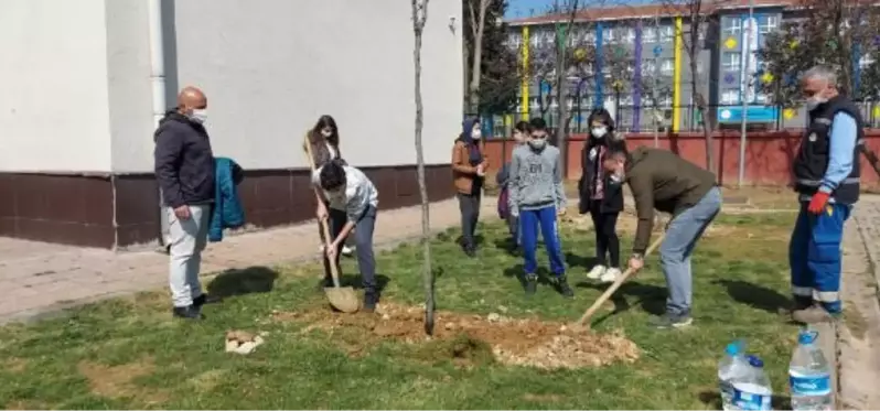 Kartal'da 'Kep Atmıyoruz Fidan Dikiyoruz' projesi hayata geçirildi