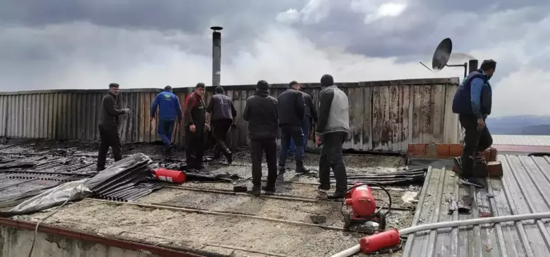 Sanayi sitesinde çıkan yangında panik anları güvenlik kamerasında