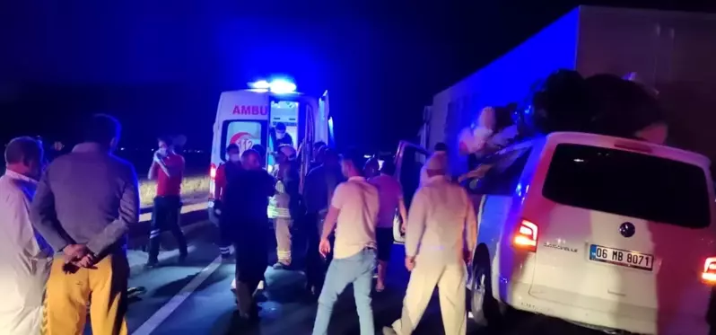 Mardin'de hafif ticari araç tıra arkadan çarptı: 6 yaralı