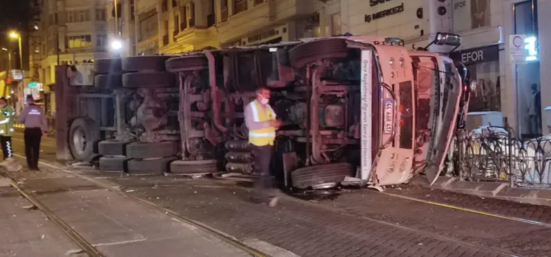 Sürücüsünün hakimiyetini kaybettiği kamyon demir korkuluklara çarparak tramvay yoluna devrildi