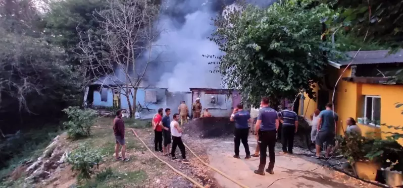 Sarıyer'de 2 gecekondu alevlere teslim olarak kül oldu