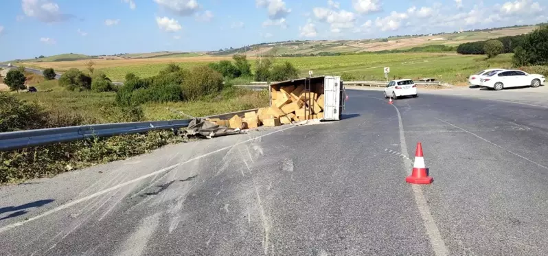 Arnavutköy'de freni patlayan kamyonet bariyerlere çarparak yan yattı