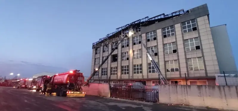 Arnavutköy'deki yangın kontrol altına alındı: Hasarın boyutu gün ağarınca ortaya çıktı