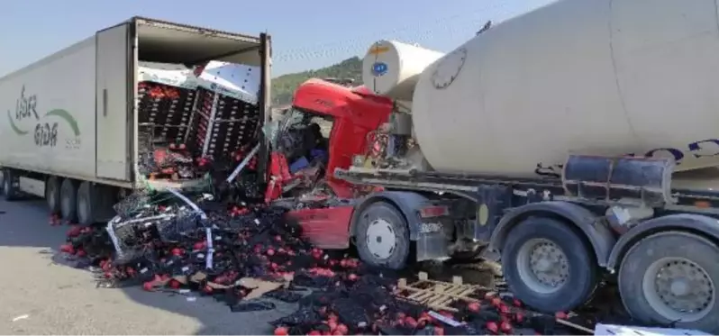 Son dakika haber! Beton mikserinin TIR'a çarptığı kaza kamerada