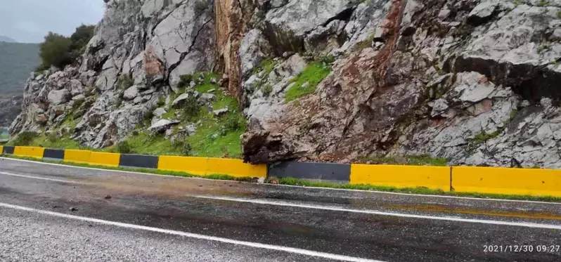 Marmaris'te sağanak yağış nedeniyle yollar kapandı, işyerlerini su bastı