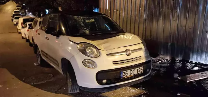 Etiler'de park halindeki otomobilin üstüne iş makinesinin kolu düştü