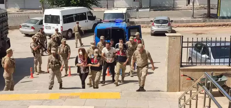 Gezginlerin arabasından eşya çalan 4 kişi yakalandı