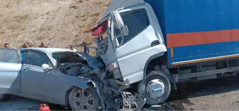 Hakkari'de Kamyonetle Otomobil Çarpıştı: 2 Ölü, 2 Yaralı