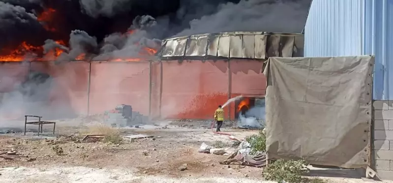 Mardin'de plastik üretim fabrikasında yangın