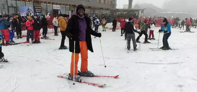 Hayatında ilk defa kar gören Afrikalı genç sevinçten havalara uçtu