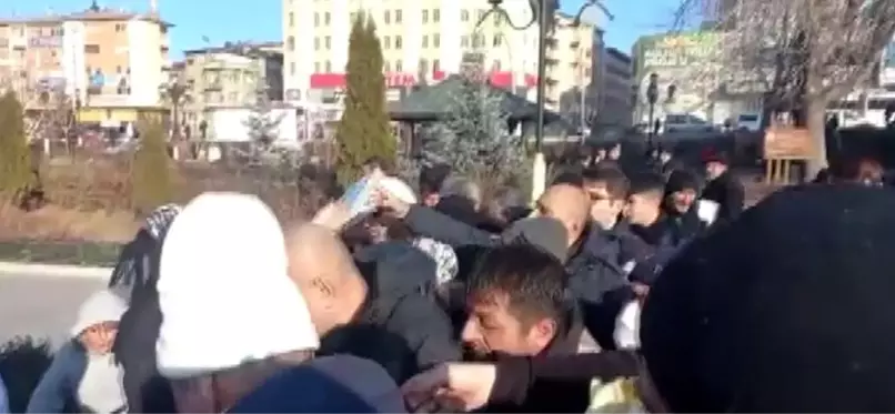 CHP Erzurum'da Kur'an-ı Kerim dağıttı, vatandaşlar birbirleriyle yarıştı