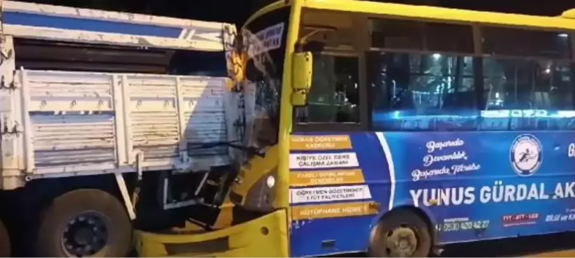 Gaziantep'te halk otobüsü kamyona çarptı: 5 yaralı