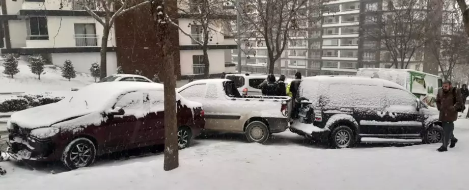 Öğrenci servisi yan yattı: 1 yaralı