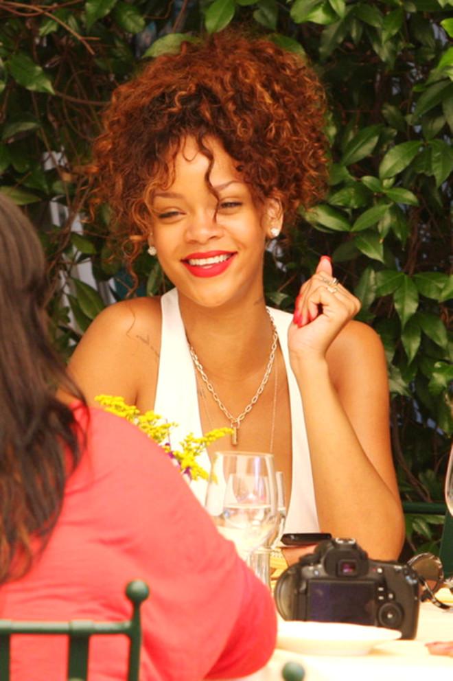 Rihanna Makyajsız ve Pijamalı Foto Galerisi