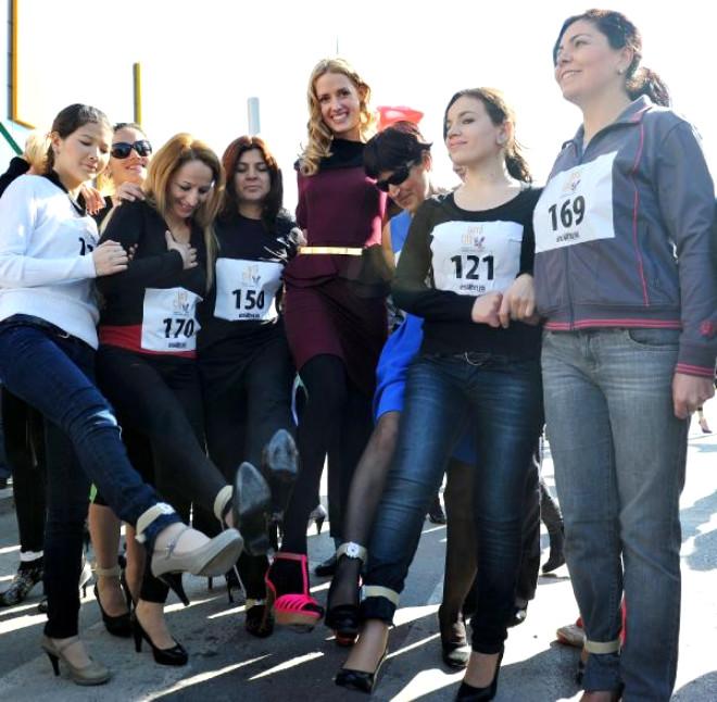 ’Caroline’ Yüksek Topuk Koşusunda